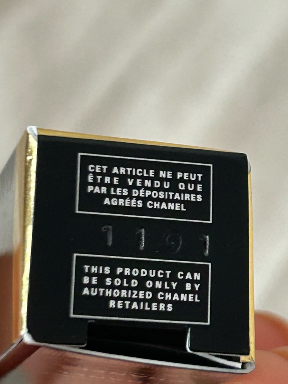 Chanel Rouge Coco Gloss Moisturizing Glossimer in Amarena - Picture 9 of 9